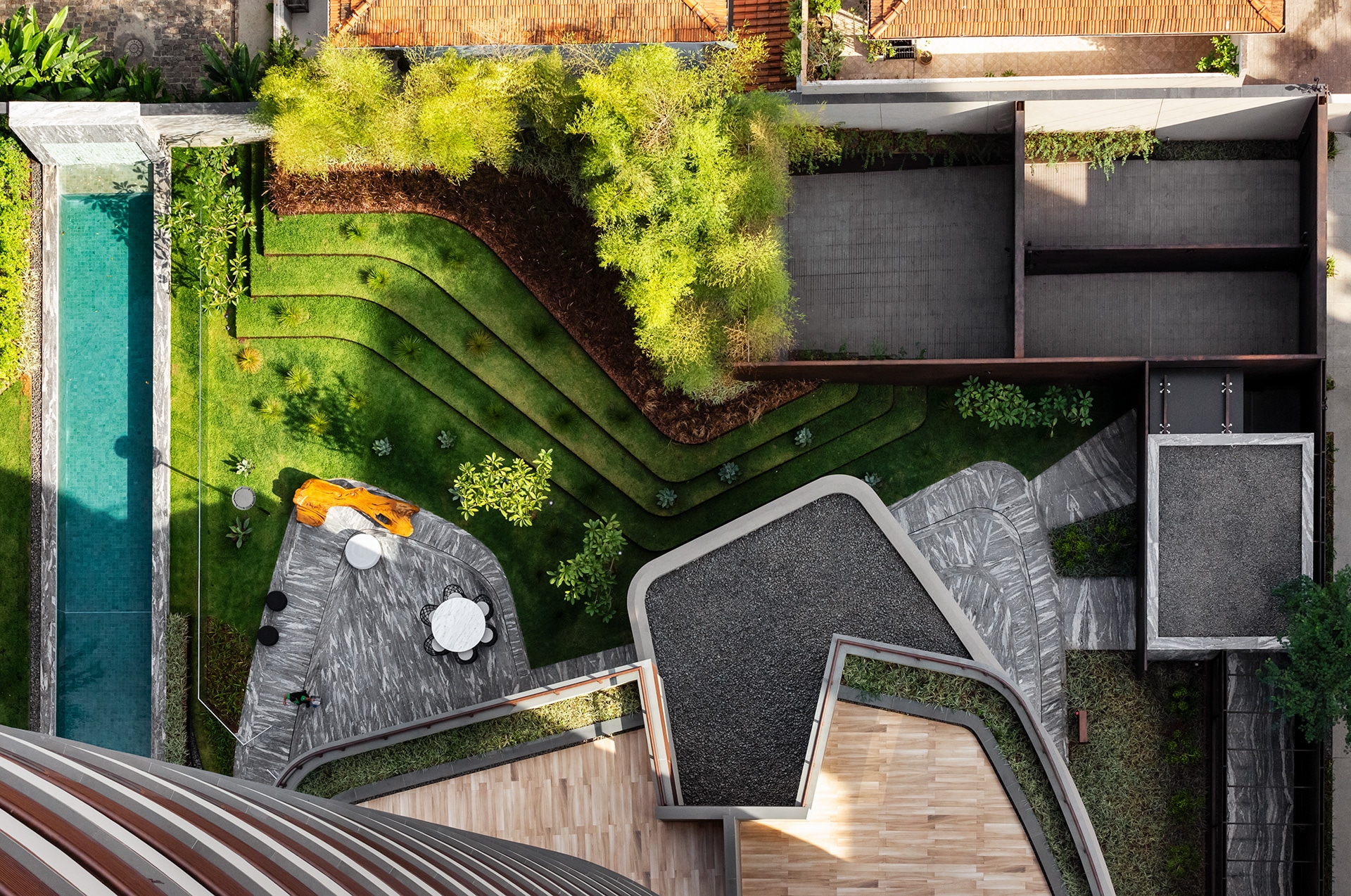 O conjunto visto de cima — piscina, deck e jardins