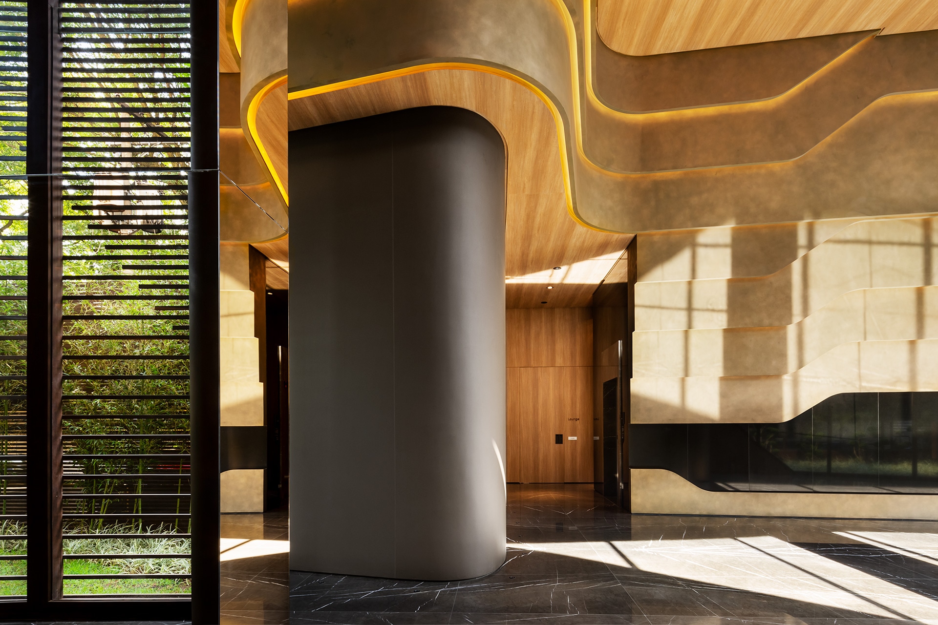 Lobby — coluna escultural e teto curvo em madeira