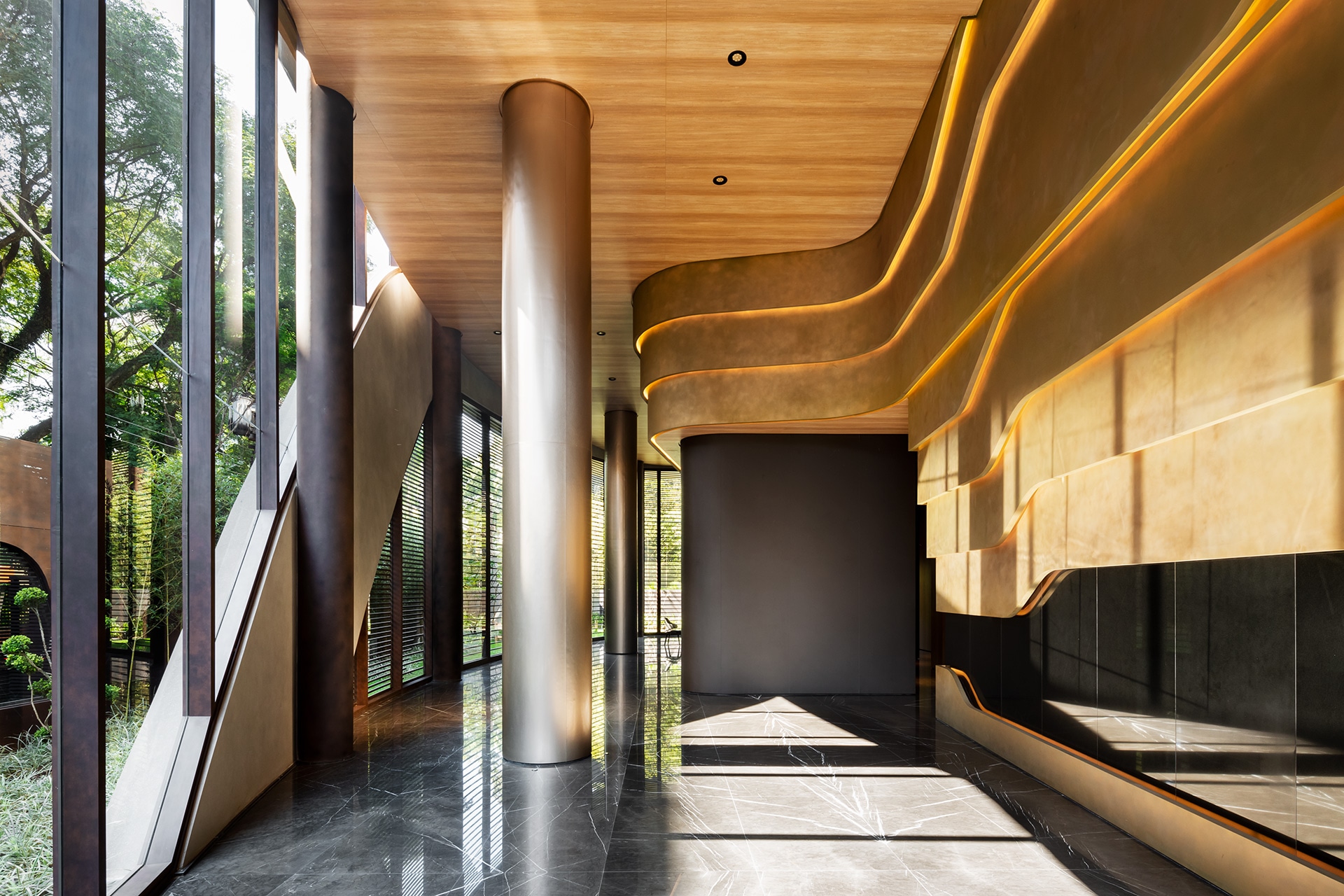Lobby com teto esculpido em madeira e luz