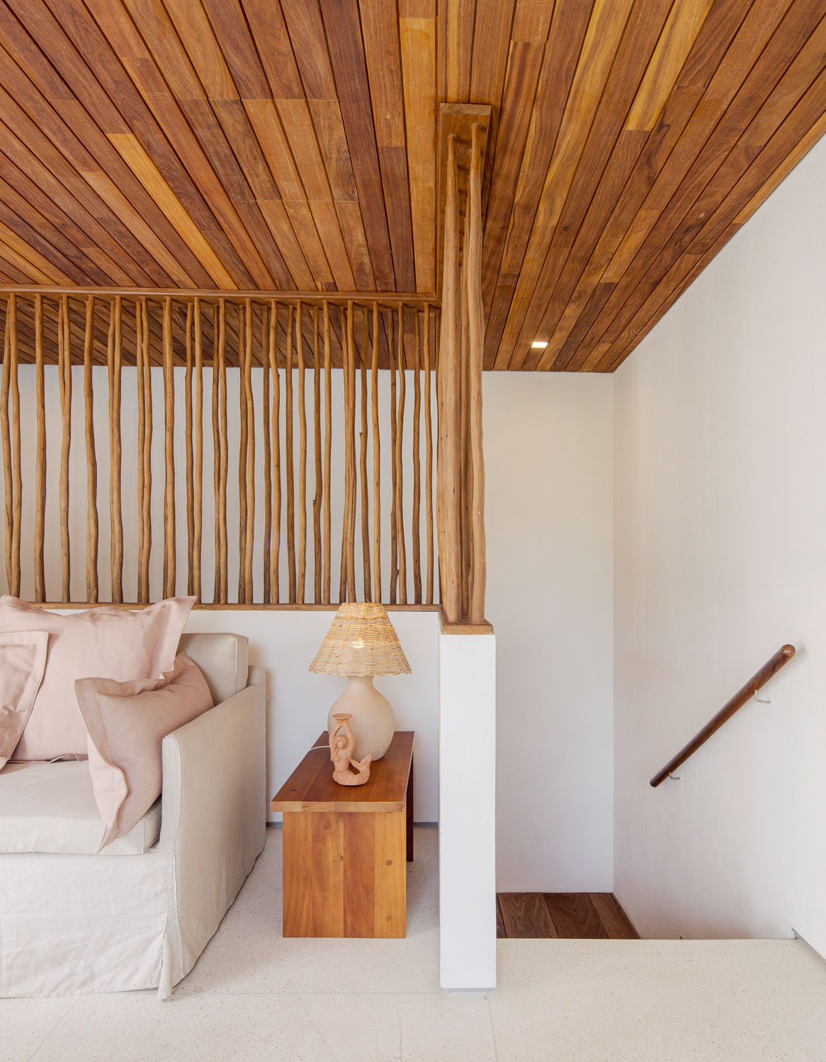 Interior de bangalô — escada e estar