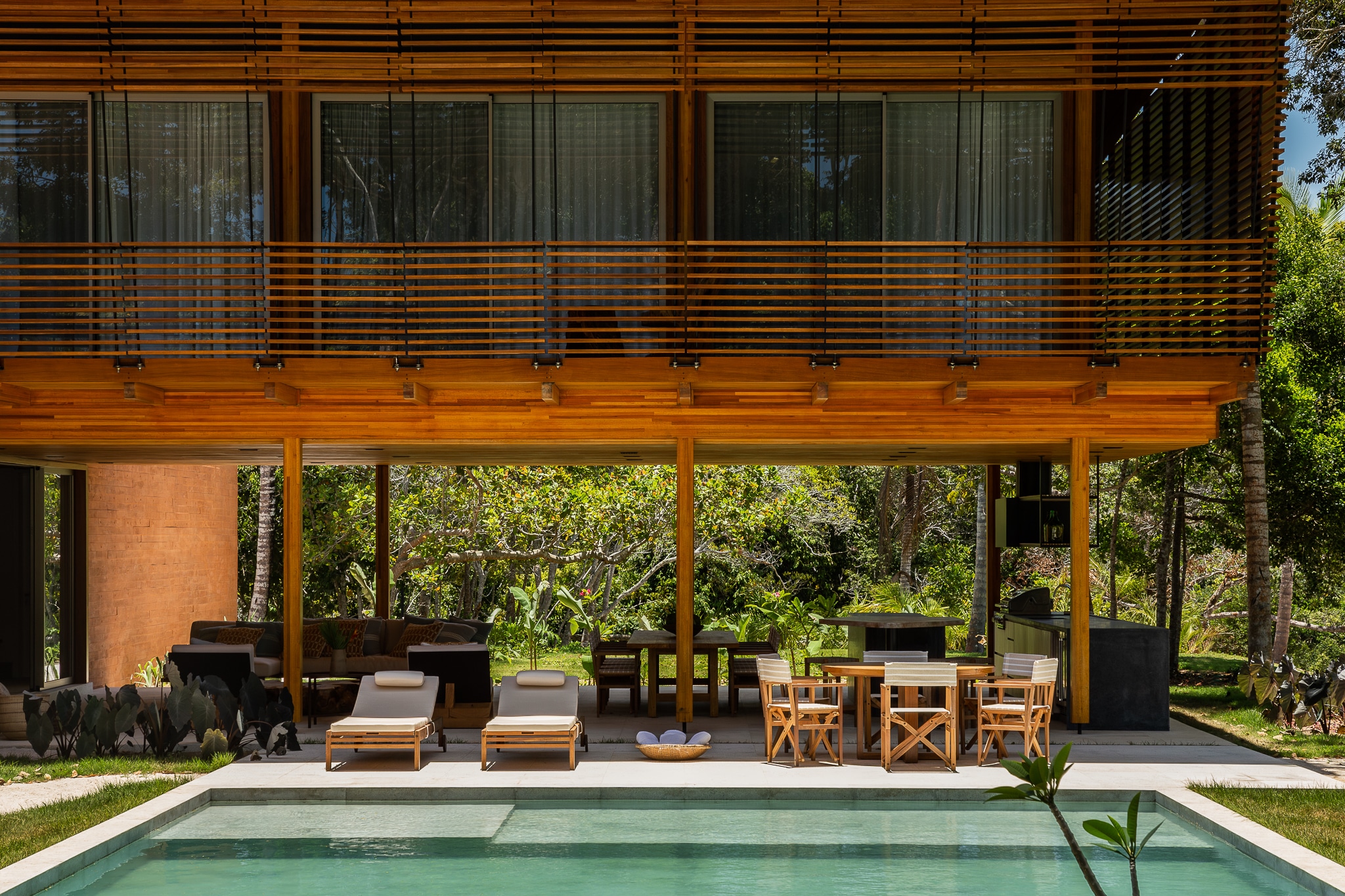 Casa com piscina privativa diante da mata