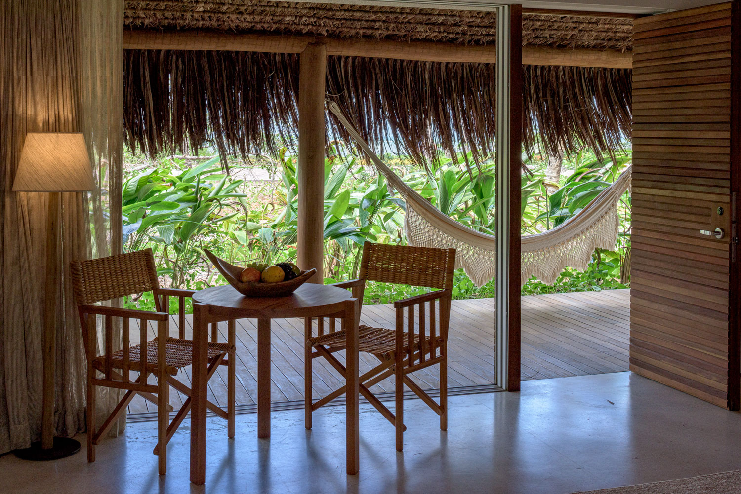 Sala de estar com vista para o verde
