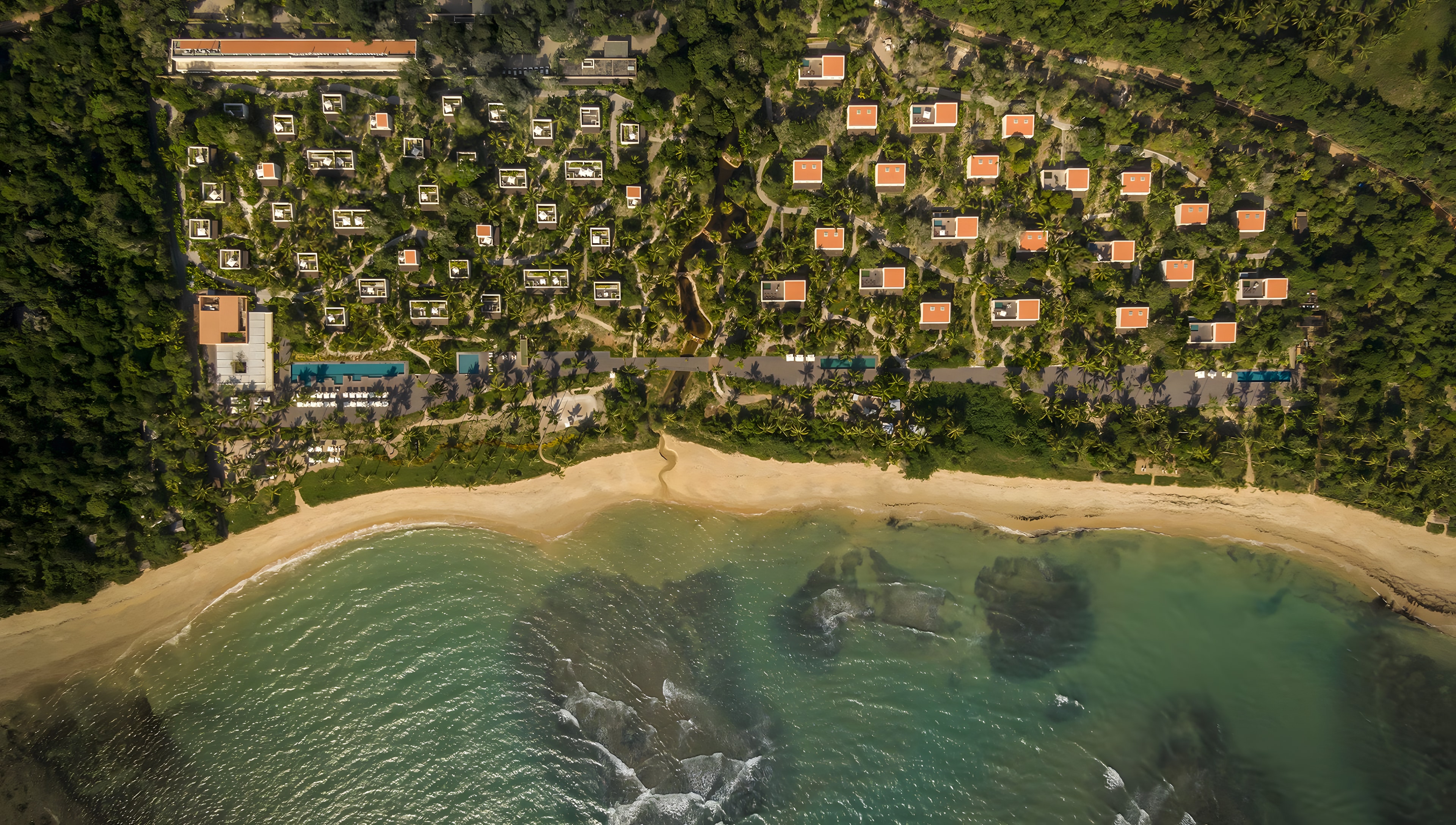 Fasano Trancoso visto de cima — bangalôs na mata diante da praia de Itapororoca